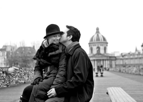 beijo romantico em paris