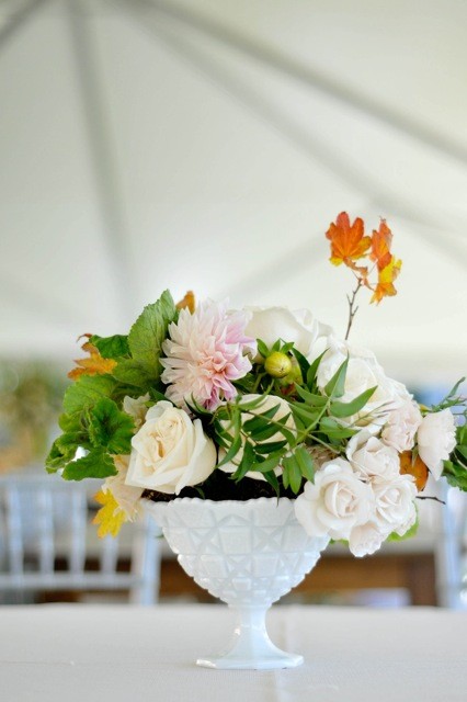 flores-arranjo-milkglass-saladesign-julianadaidone