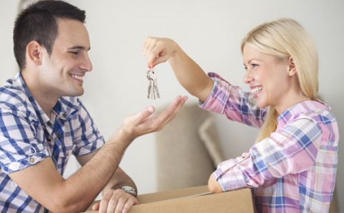 Casal pode seguir algumas dicas básicas para não ter frustrações na compra da casa nova (Foto: ThinkStock)