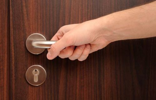 procure um chaveiro e troque o miolo da chave da porta de entrada
