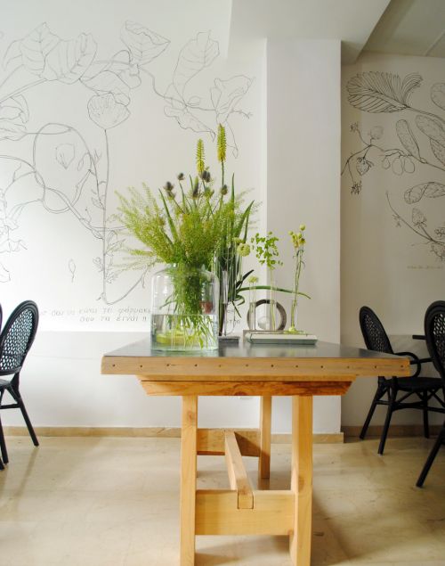 mesa_decorada_com_plantas_e_vidros