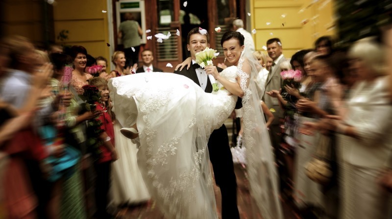noiva nos braços do noivo - casamento na Itália