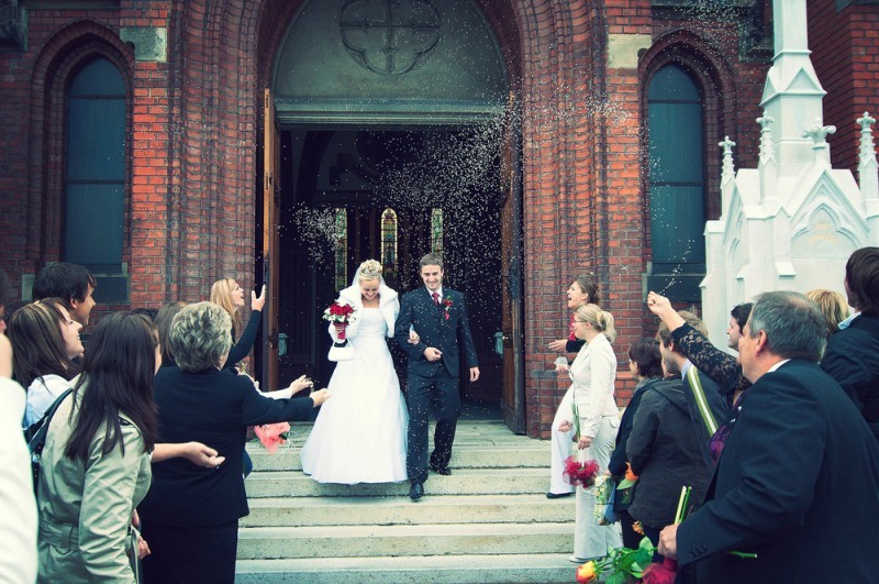 saída da igreja com chuva de arroz - casamento na Itália