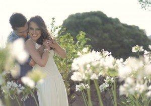 Casal no campo fazendo ensaio fotográfico.