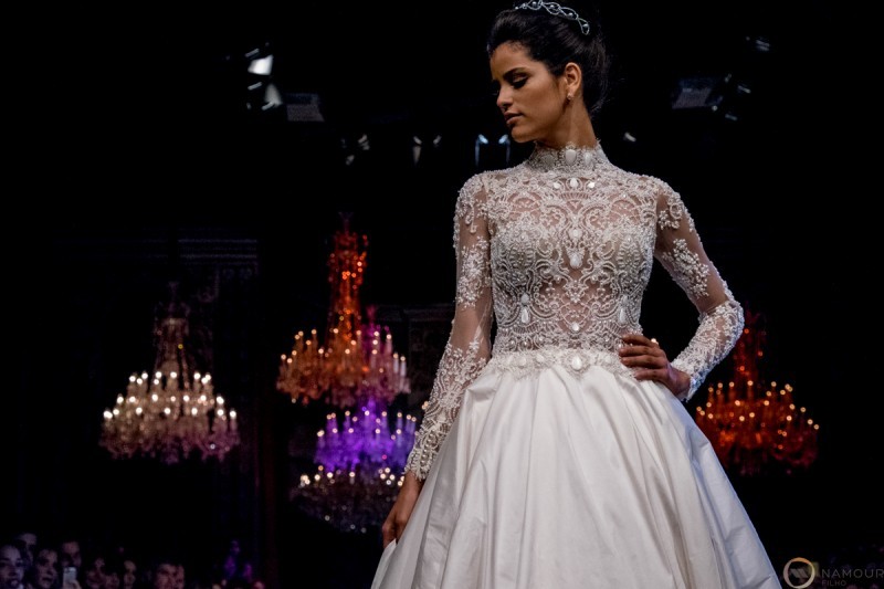 vestido-de-noiva-com-brilho-desfile-solaine-piccoli-no-casamoda-noivas-2015