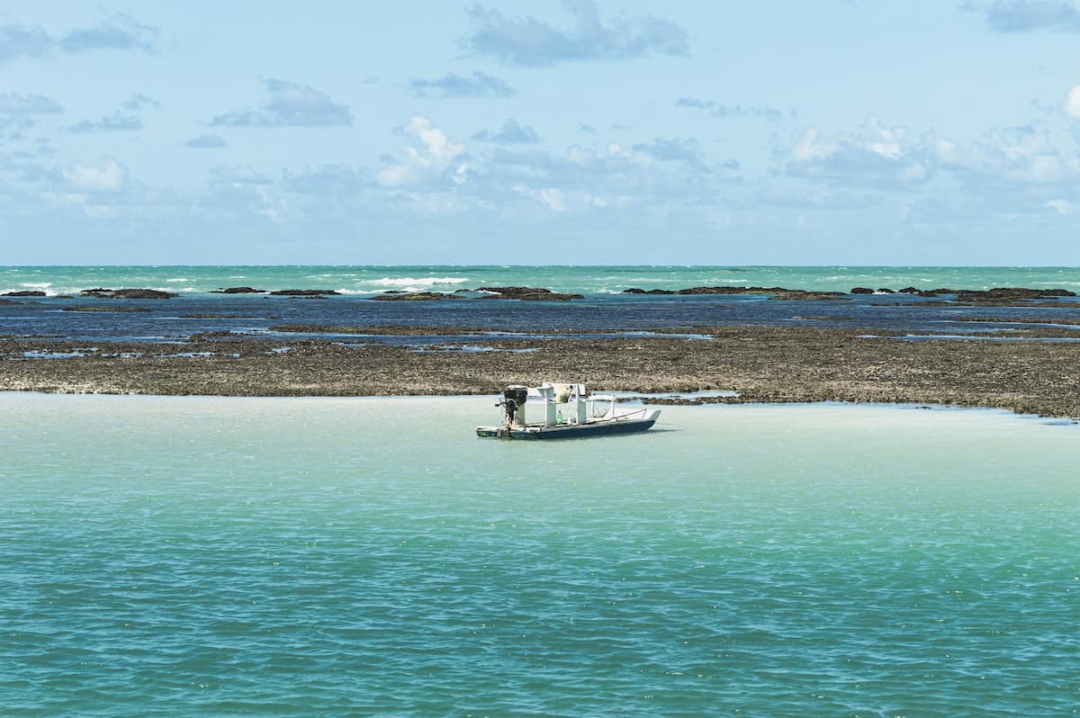 Imagem de um barco em um mar azul 
