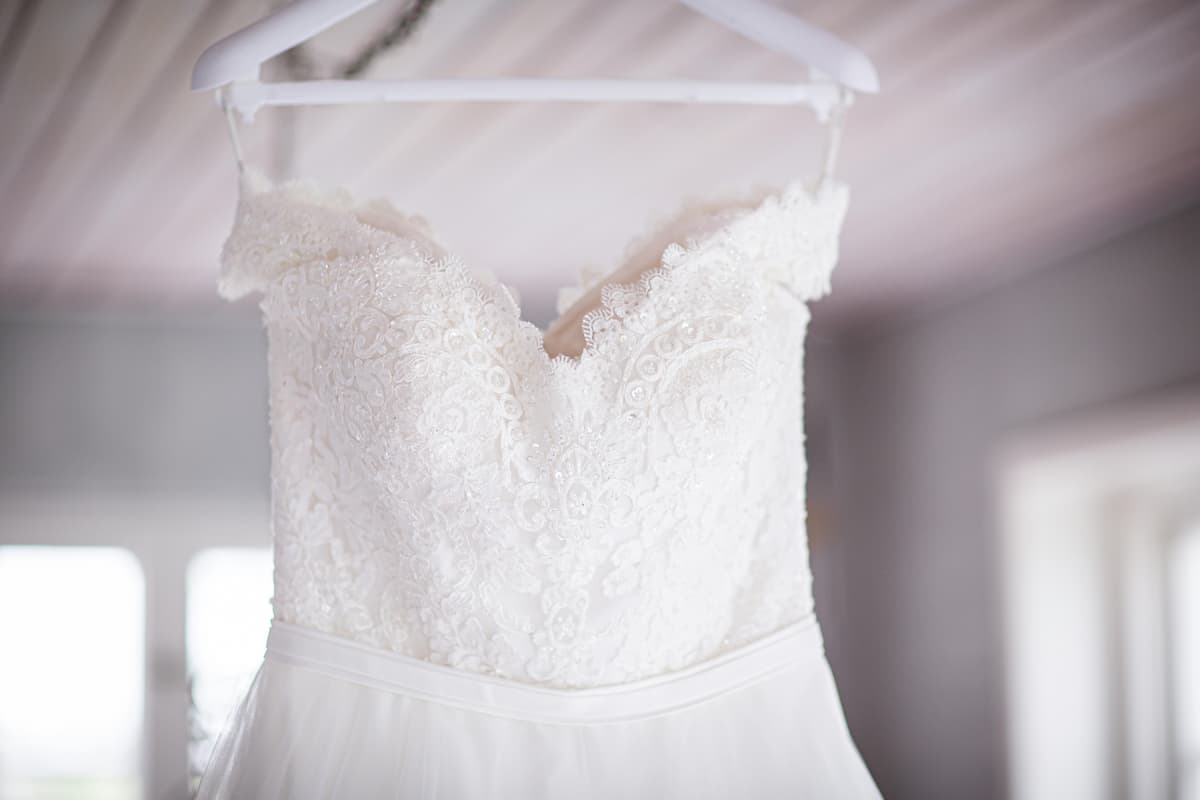 Um vestido de noiva tomara que caia, pendurado em um cabide