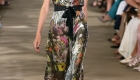 Fashion Weeks tendências 2017 noiva e madrinhas floral escuro