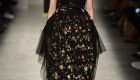 Fashion Weeks tendências 2017 noiva e madrinhas floral escuro