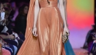 Fashion Weeks tendências 2017 noiva e madrinhas plissado