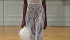 Vestido de noiva tendências do NY Bridal Week Outono 2017 plumas