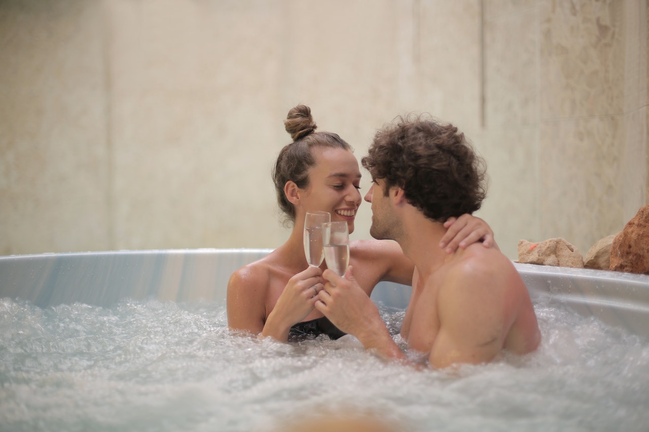 Casal curtindo uma lua de mel luxuosa