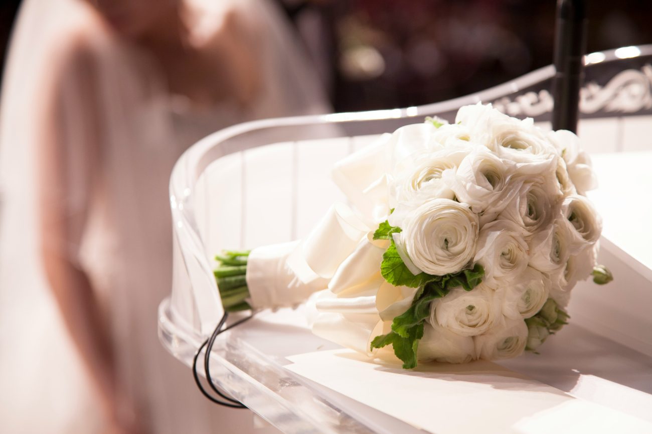buquê de flores com rosas brancas