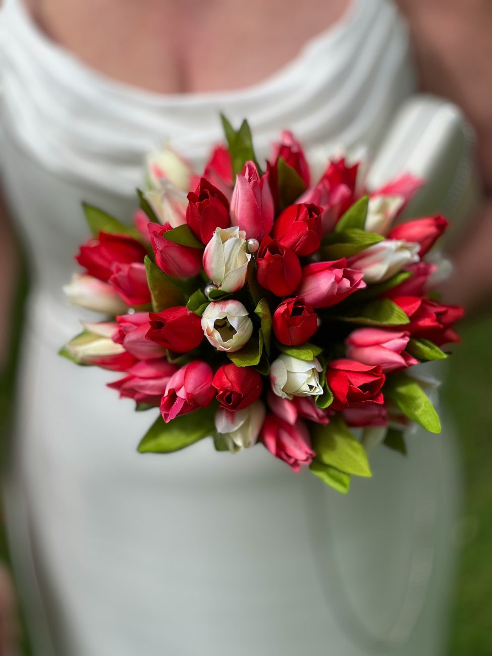 buquê de flores de tulipas vermelhas e rosas