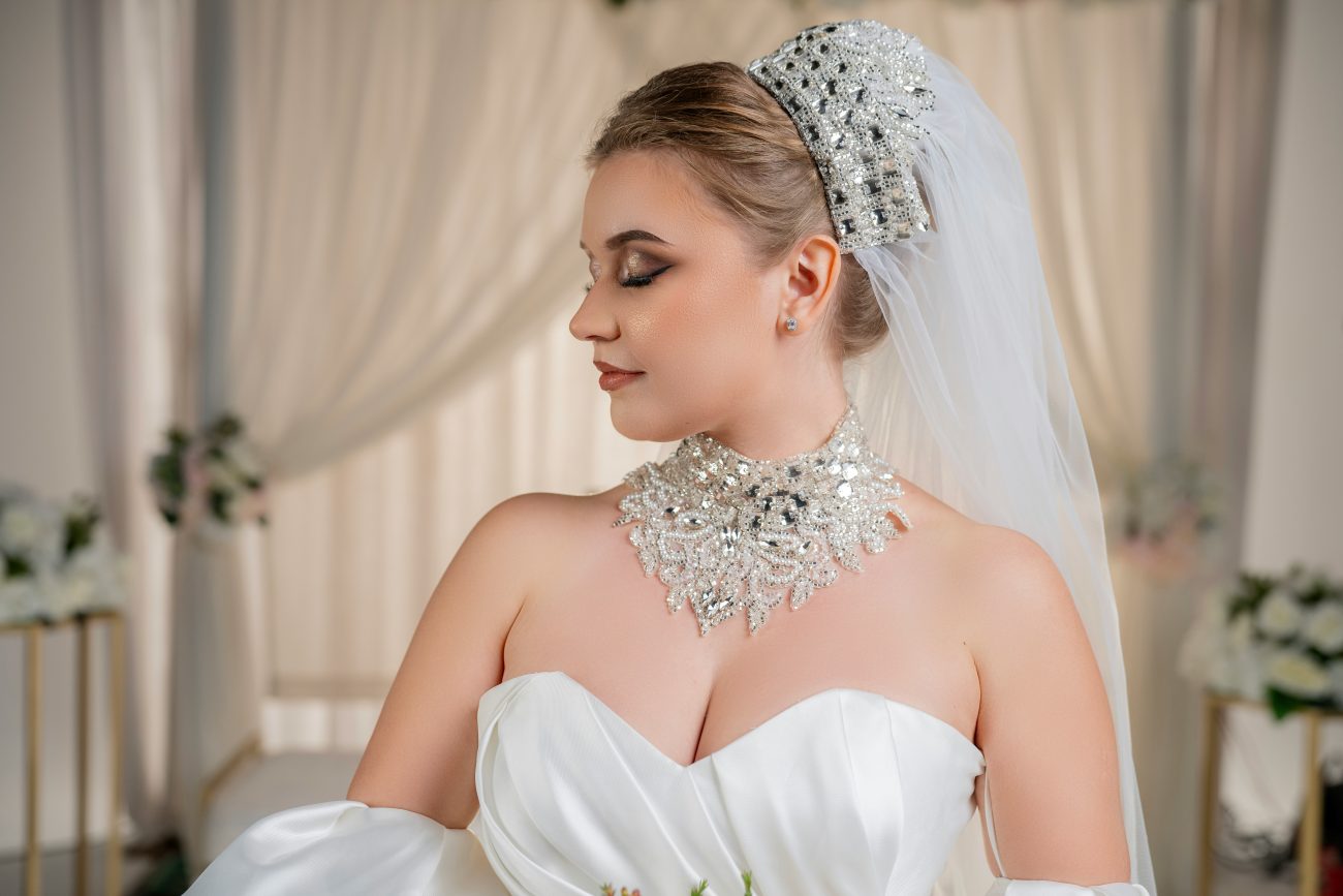 noiva usando colar de pedras como detalhe ao vestido