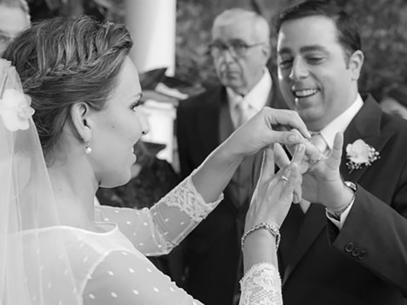 Cerimônia de casamento noivos celebrando com dedos
