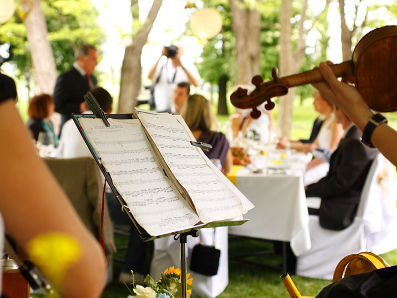 Cerimônia de casamento noivos celebrando com música