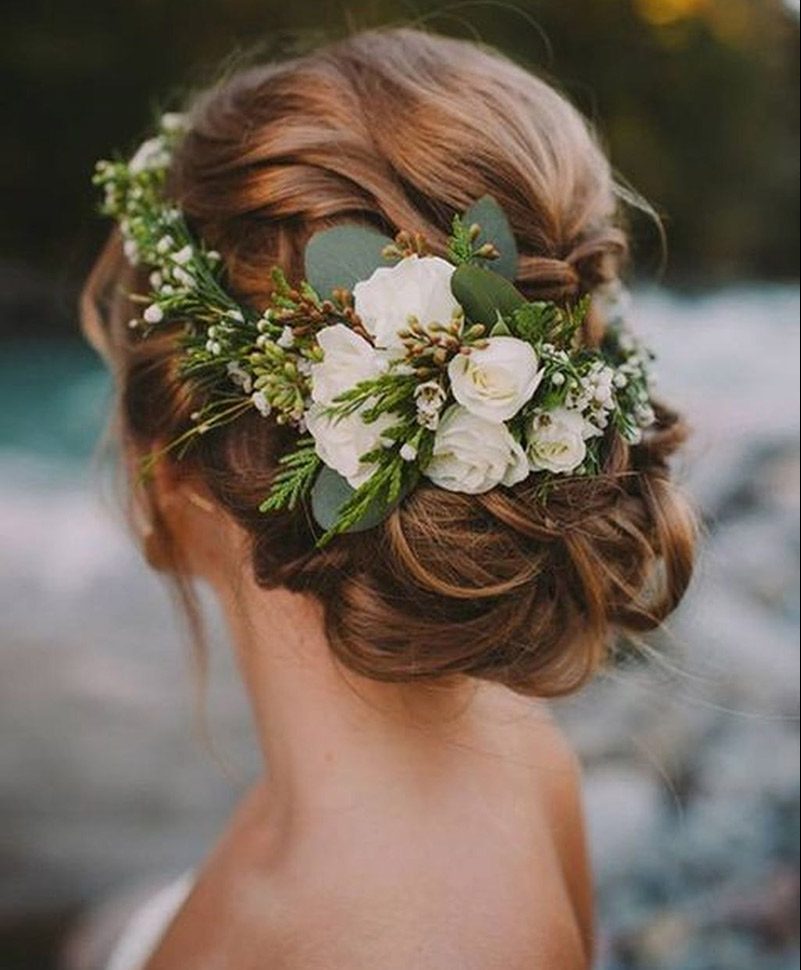 Penteado para noiva tranças com flores