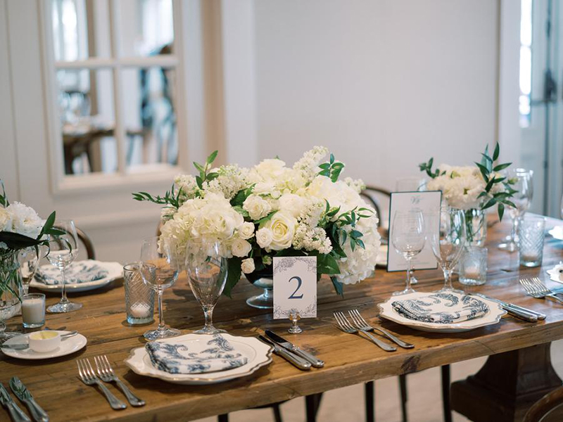 detalhe de mesa de celebração de casamento