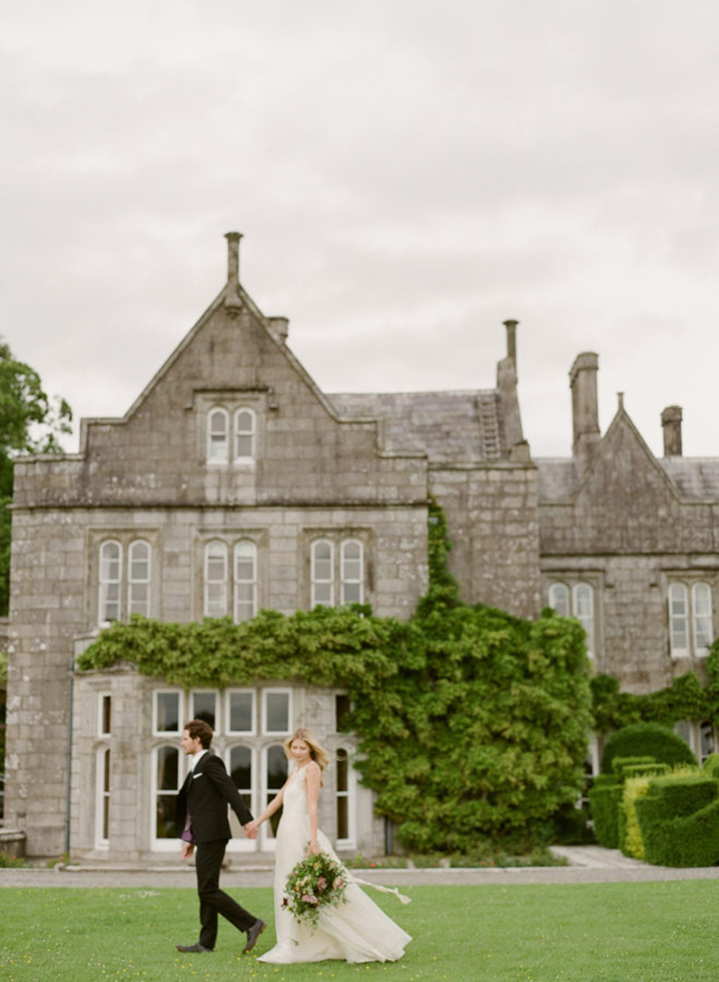 foto de casal composto por mulher e homem andando em gramado durante celebração do casamento