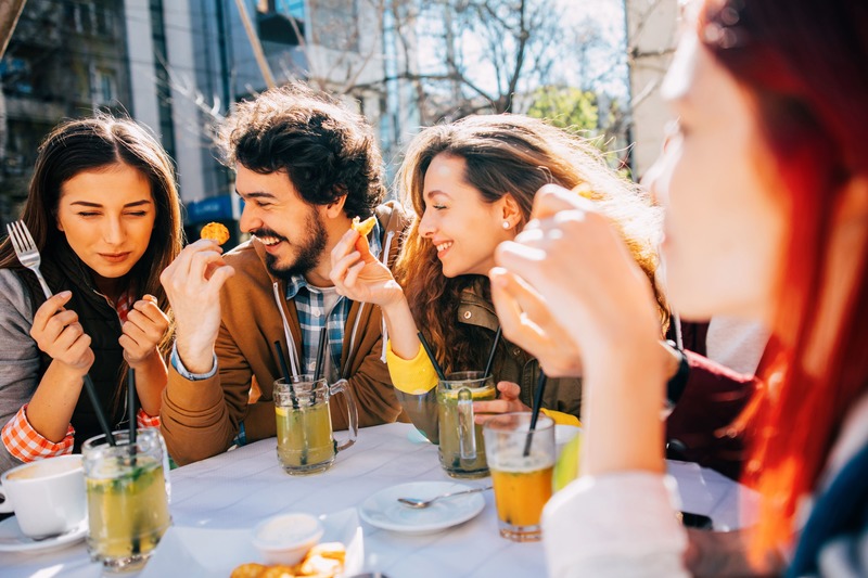 amigos em um chá bar