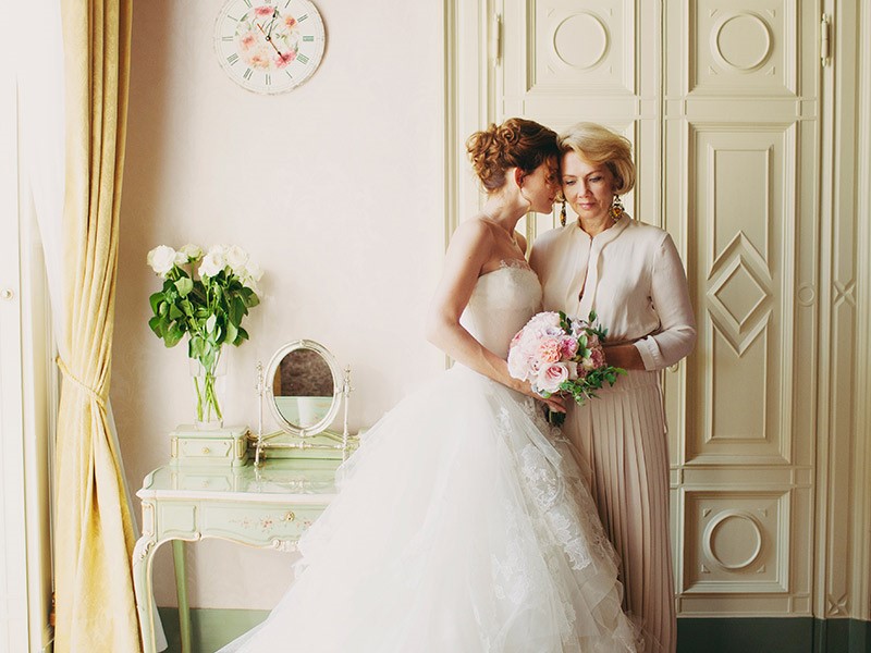 foto de mãe e filha durante celebração de casamento