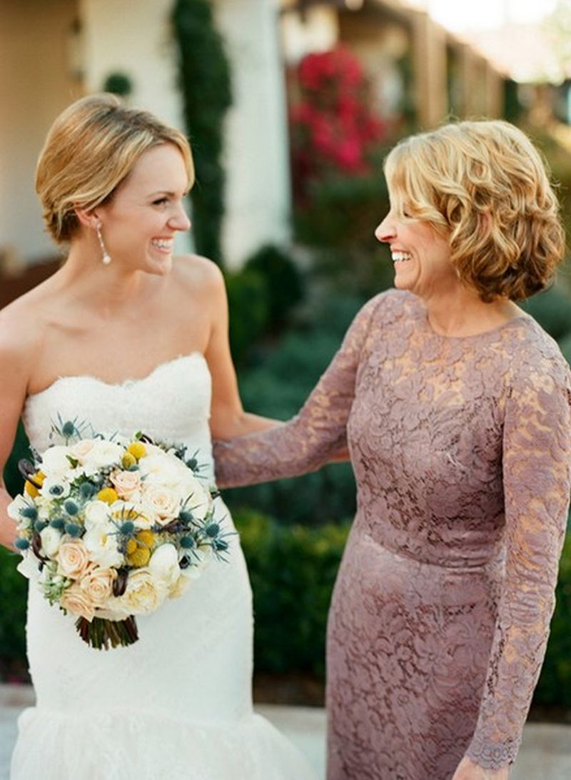 foto de mãe e filha durante celebração de casamento