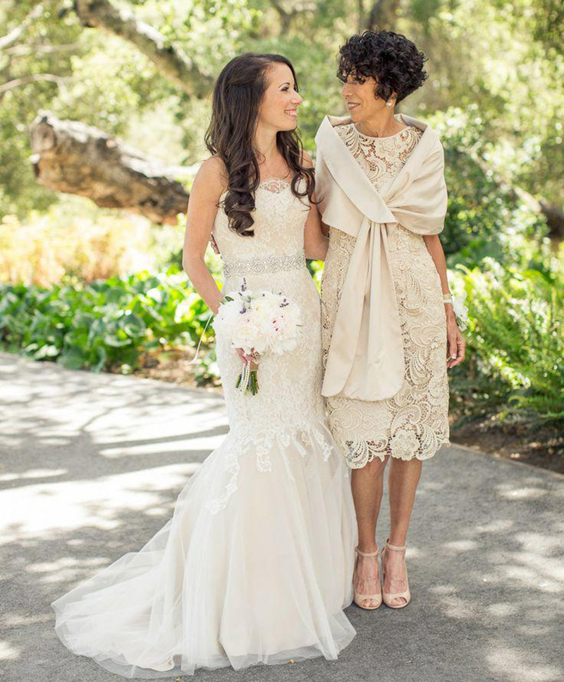 foto de mãe e filha durante celebração de casamento ilustrando artigo sobre penteados para mãe da noiva