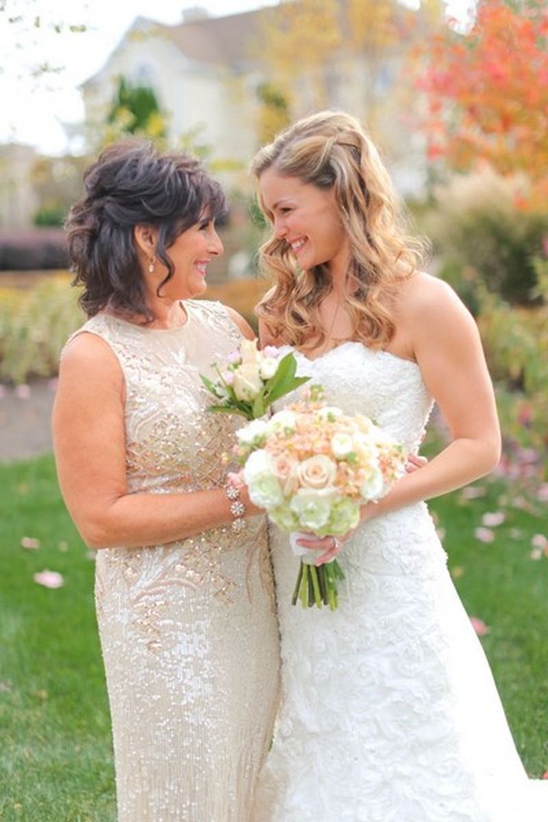 foto de mãe e filha durante celebração de casamento