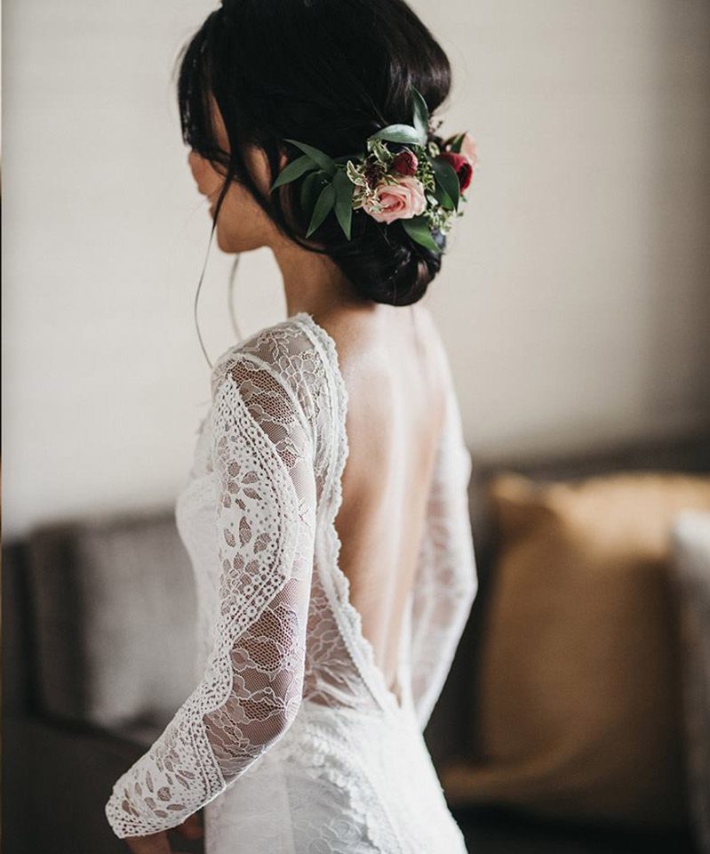 Penteado para noiva coque bagunçado com flores