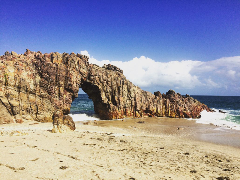 Monumento natural rochoso na beira da praia, em Jericoacoara.