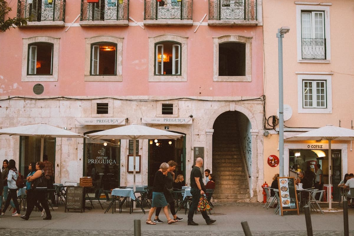 Imagem de uma casa rosa na rua de Portugal