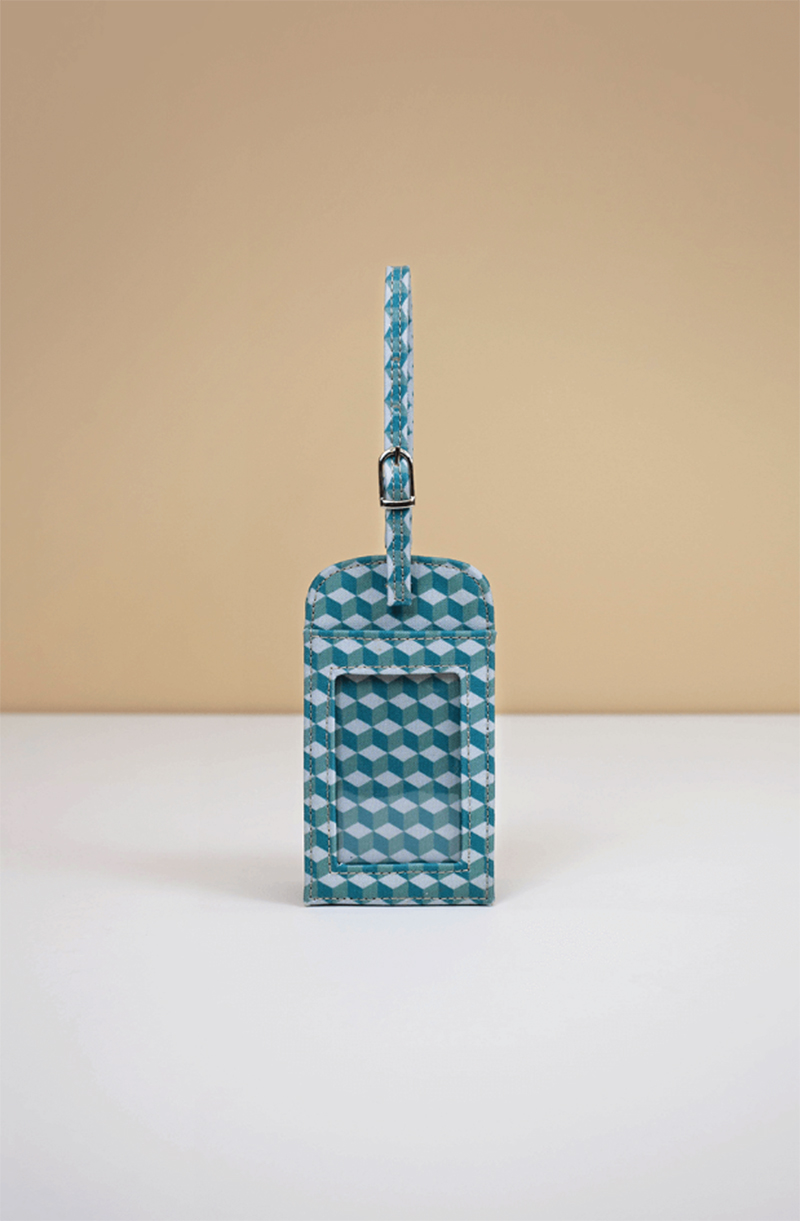 Tag para mala de viagem na cor azul com detalhes em azul claro.
