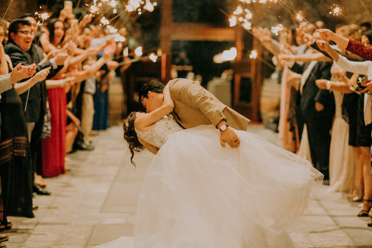 Imagem de casal se beijando no casamento