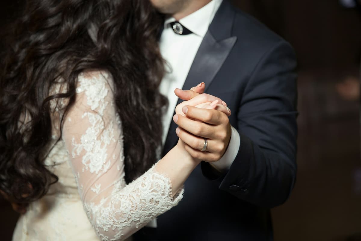 Imagem de um casal de noivos dançando no casamento
