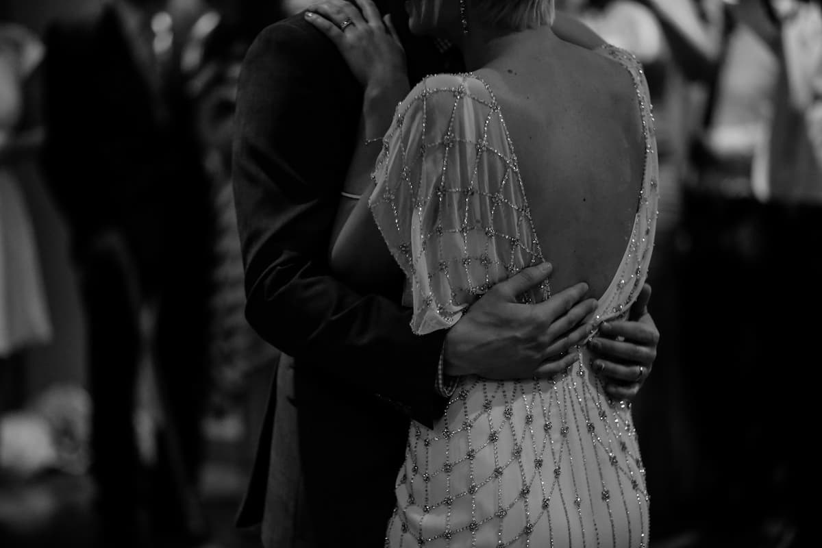 Imagem de um casal dançando abraçados no casamento