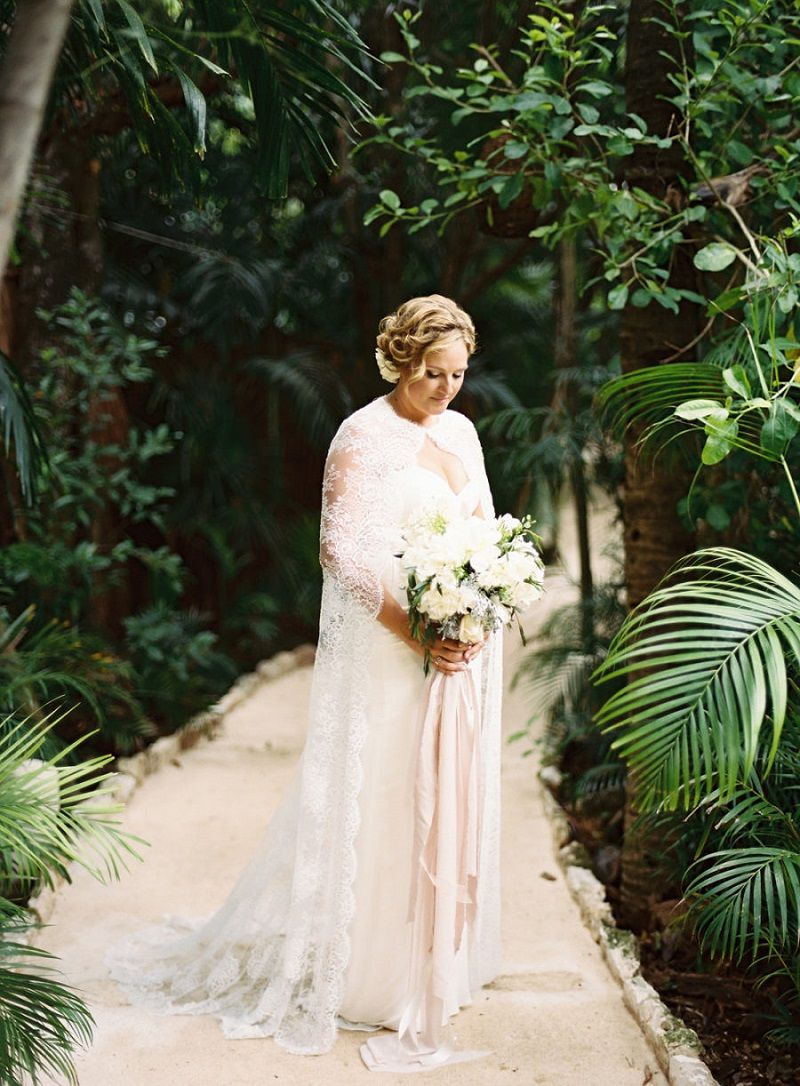 vestido-de-noiva-com-capa-de-renda