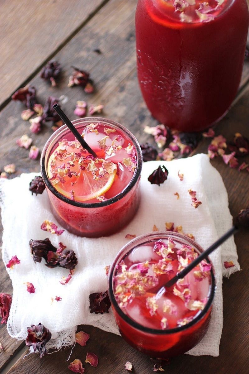 dois-copos-com-chá-de-hibisco-com-limão