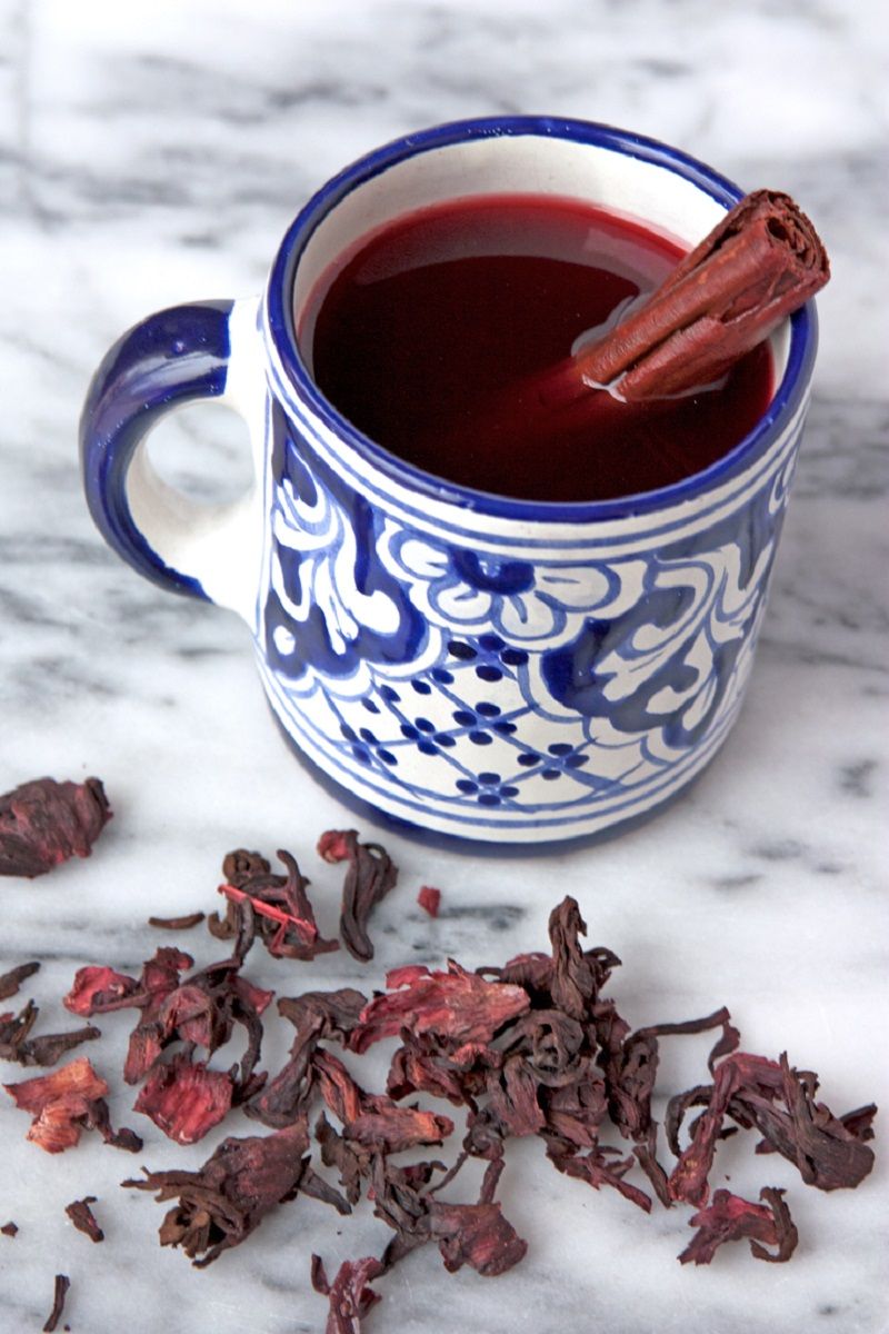 chá-de-hibisco-com-canela-em-xícara-portuguesa