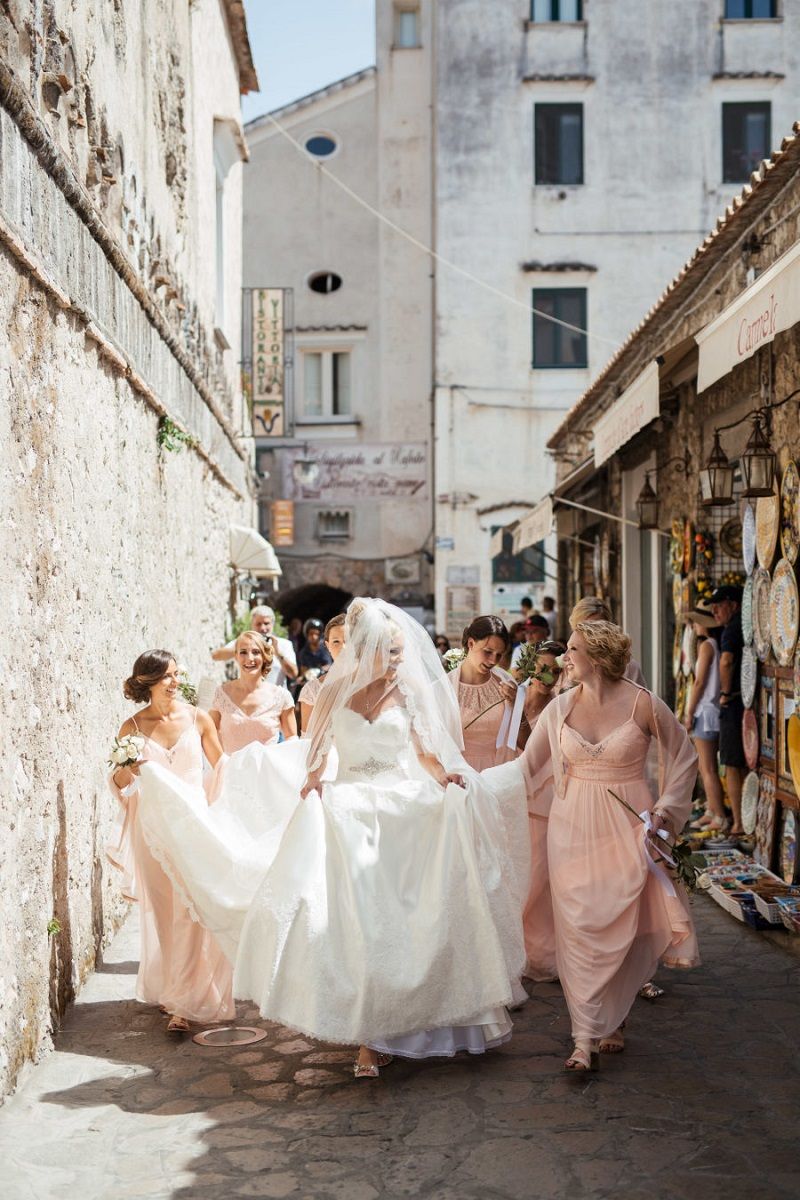 noiva-e-madrinhas-reunidas-em-foto-de-casamento