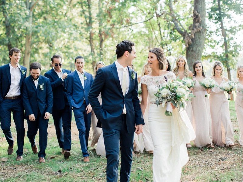 noivos-e-padrinhos-reunidos-em-foto-do-casamento