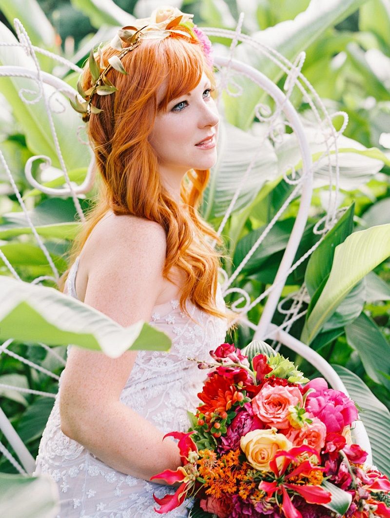 noiva-ruiva-com-coroa-de-flores