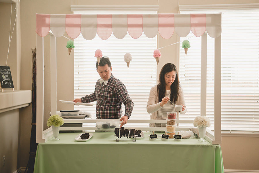 Casal preparando sorvete para o aniversário de 2 meses de casados