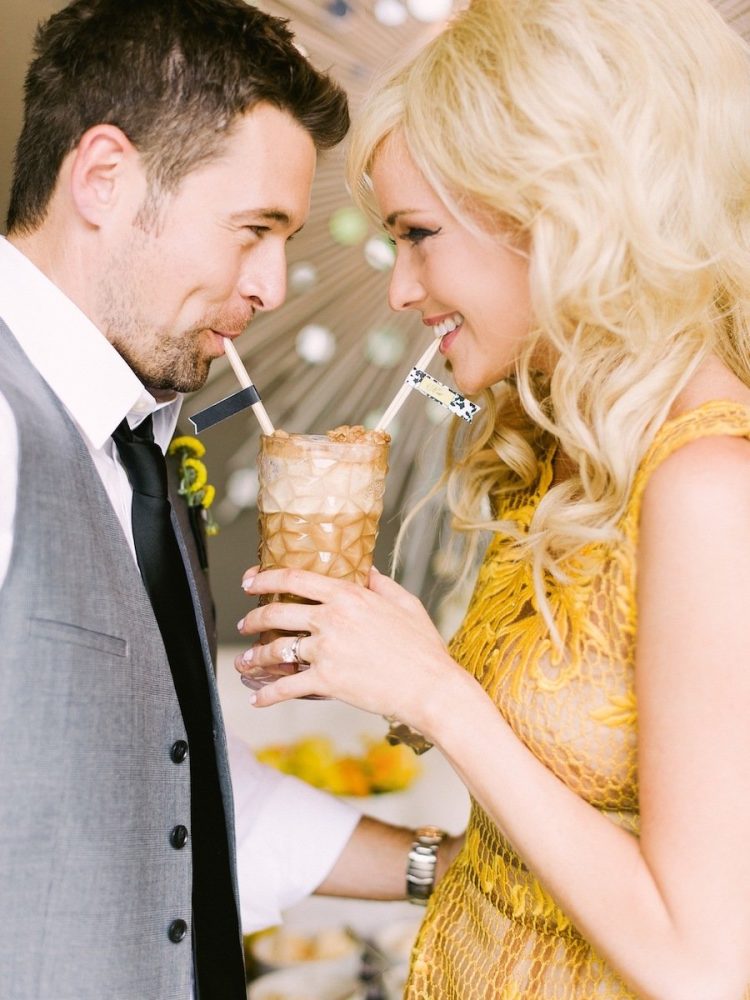 Casal comemorando as bodas de sorvete 2 meses casados