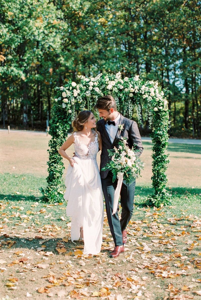 casal-em-cerimônia-de-casamento-ao-ar-livre