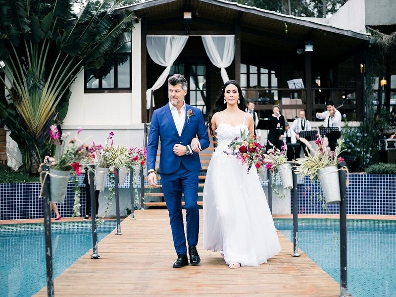 entrada-da-noiva-em-casamento-ao-ar-livre