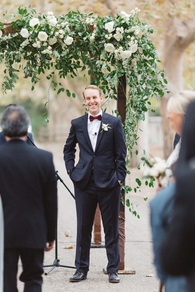 noivo-esperando-noiva-na-cerimônia-de-casamento