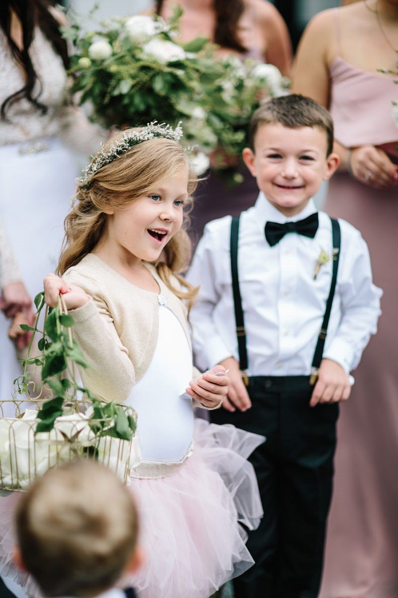 florista-e-pajem-na-cerimônia-de-casamento