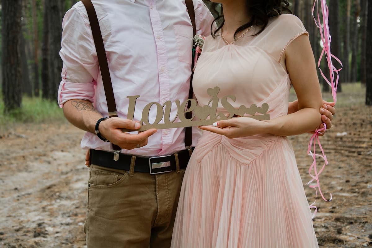 Casal posando para uma foto com roupas de cor rosa