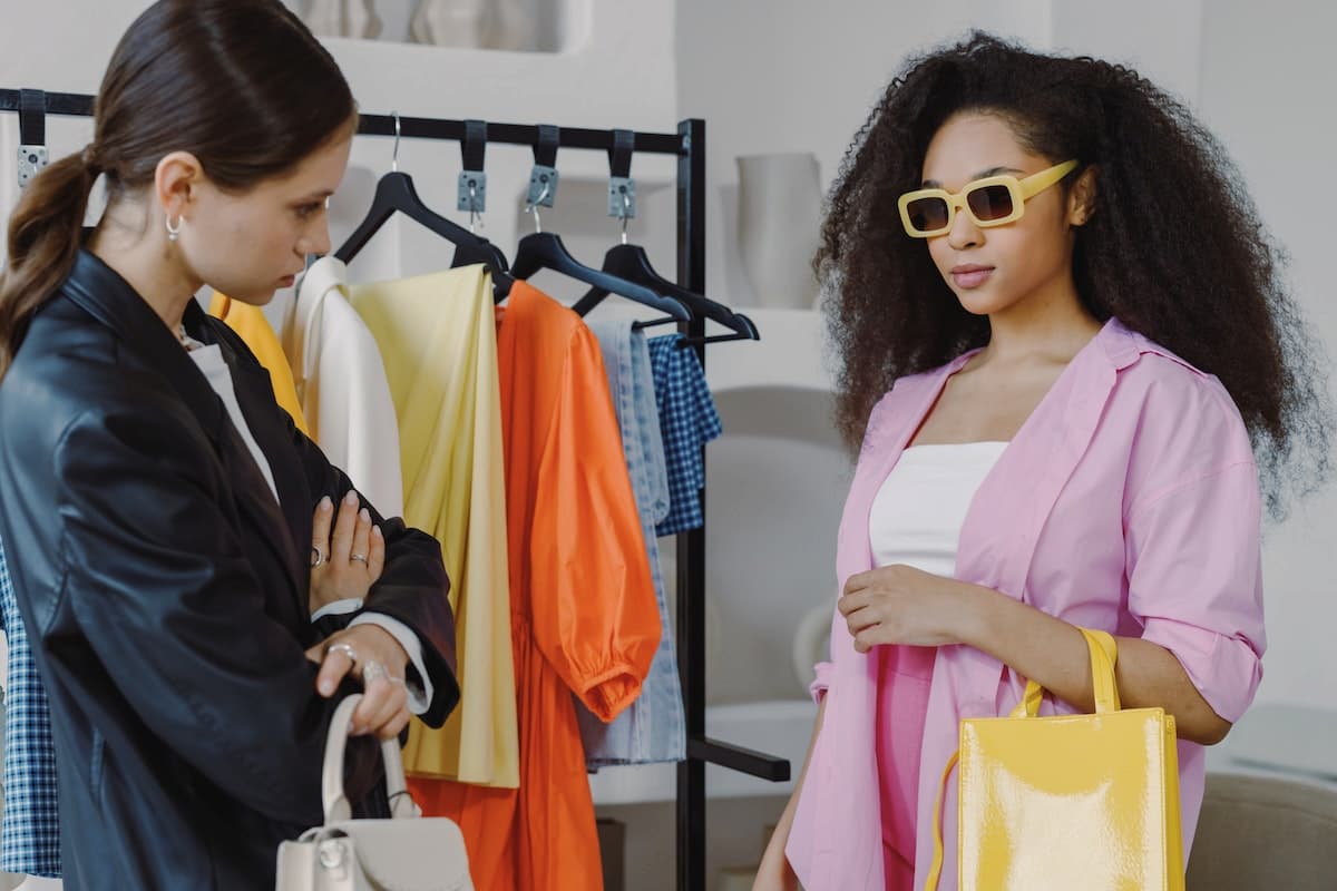 Duas mulheres escolhendo a melhor combinação de cores para um look
